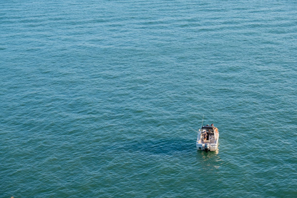 2017年12月3日，新西兰奥克兰，一家人在湛蓝的海面上钓鱼度假。图片下载