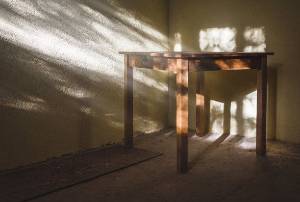 废弃房间里的一张旧木桌图片下载