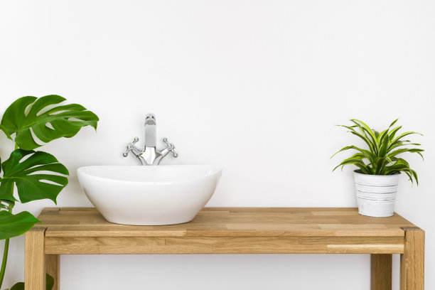 浴室内饰简单，木制基座上有脸盆和水龙头图片下载