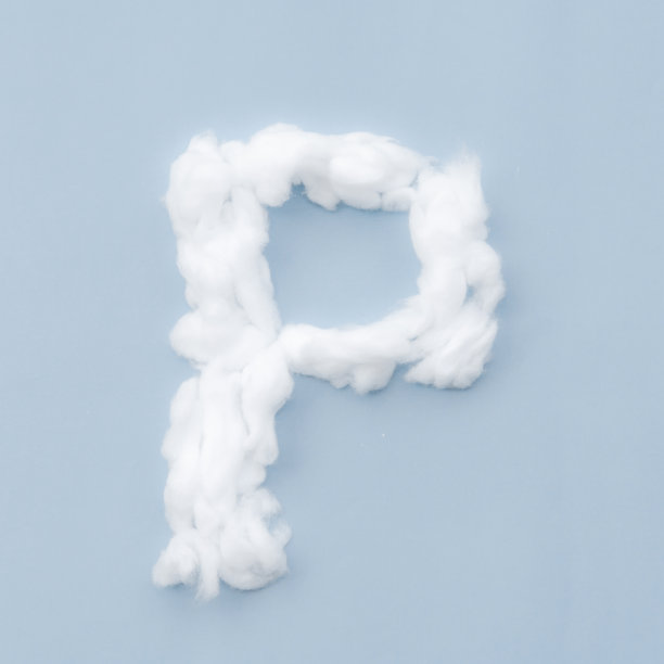 英文字母的概念中云在天空中明亮。柔和的色调图片下载