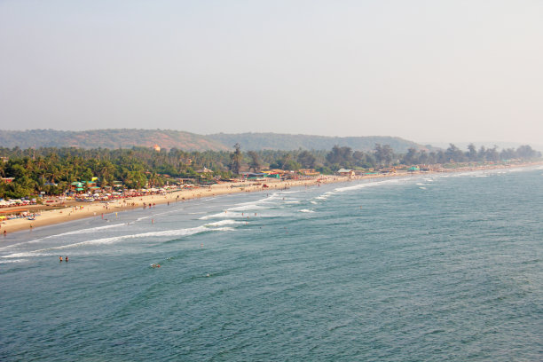 Arambol海滩。从天空看，从上面看，航空照片，观点。海滩的景色。长长的美丽的海滩，俯视图。人们在海滩上散步，放松图片下载