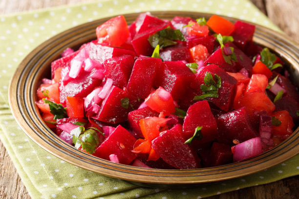 用煮过的甜菜、洋葱、西红柿、香草和橄榄油制作的美味沙拉。水平图片下载