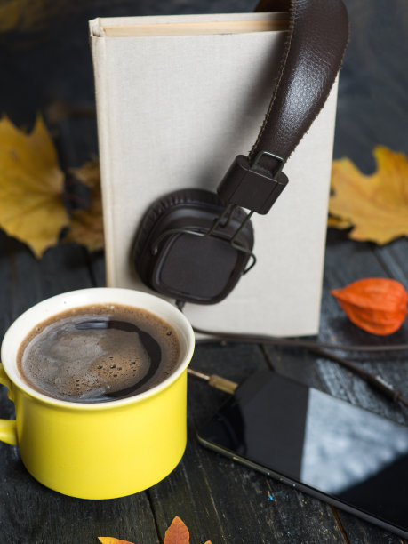 秋天的心情看书，听音乐，喝热咖啡图片下载