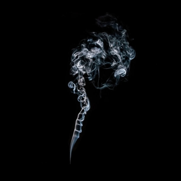 装饰和神奇的白色透明烟雾流动优雅的旋涡软运动孤立在黑色的背景图片下载