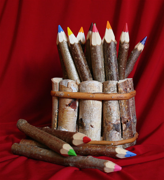 用桦木蜡笔在红色背景下上色图片下载