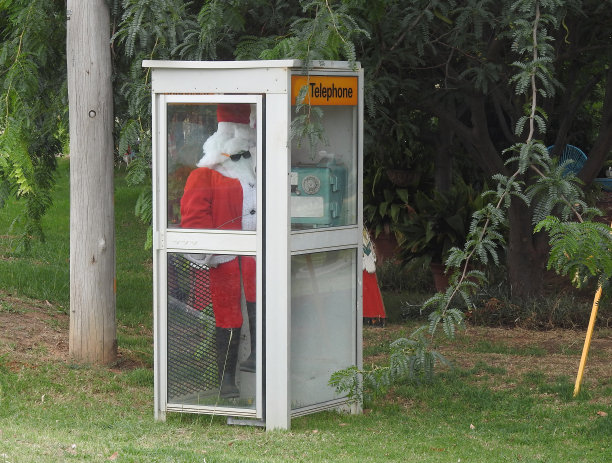 电话亭里的圣诞老人图片下载