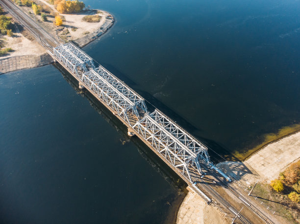 架空或俯视图钢轨桥跨河，火车运输概念图片下载