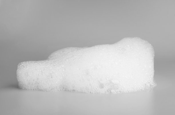 肥皂泡沫泡沫隔离上的蓝色背景物体美保健概念图片下载