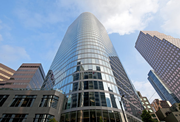 弯曲的天际线倒影，加拿大不列颠哥伦比亚省温哥华图片下载