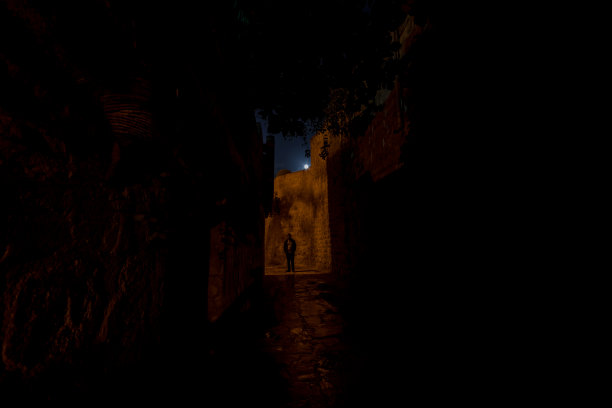 土耳其马尔丁狭窄街道上的一名男子图片下载