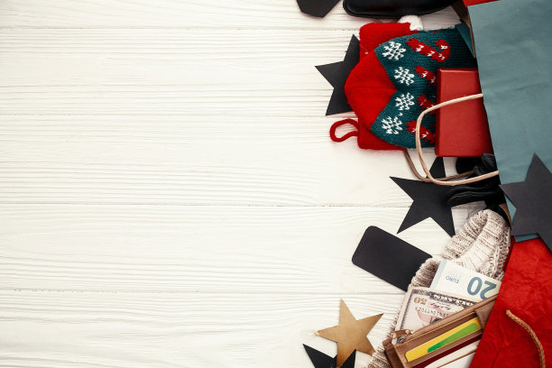 圣诞购物和季节性大减价。钱包里的信用卡和钱，装着衣服的纸袋，袜子，标签，木盒。圣诞节特价优惠。空间的文本图片下载