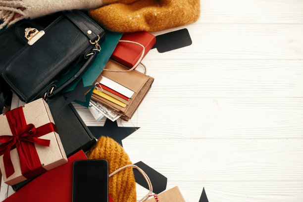 包，衣服，礼品盒，标签，信用卡，钱，钱包，手机在白色的乡村背景。空间的文本。圣诞购物和促销。“黑色星期五”。广告的概念。图片下载