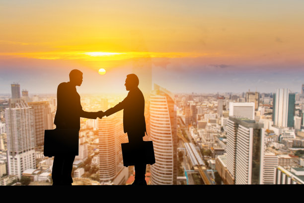 两个商人相互握手，站在城市全景的城市。图片下载