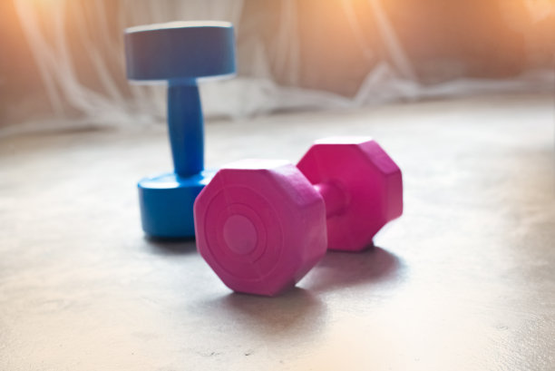 模糊的灯光设计背景的哑铃放在一楼，举重和锻炼肌肉的附件图片下载