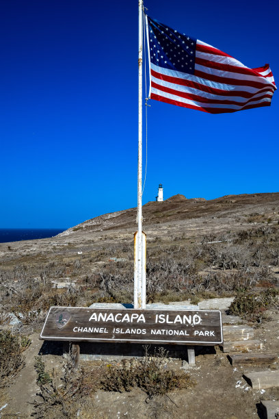 位于加州海峡群岛国家公园的阿纳卡帕岛上的美国国旗和名字标志图片下载