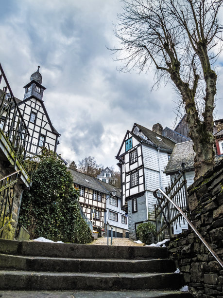 德国蒙绍三月的旧半木制建筑街景图片下载