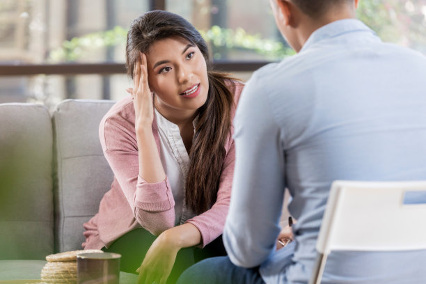 心烦意乱的女人通过咨询寻求帮助图片下载