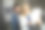 商人和女商人坐在床上使用平板电脑图片下载
