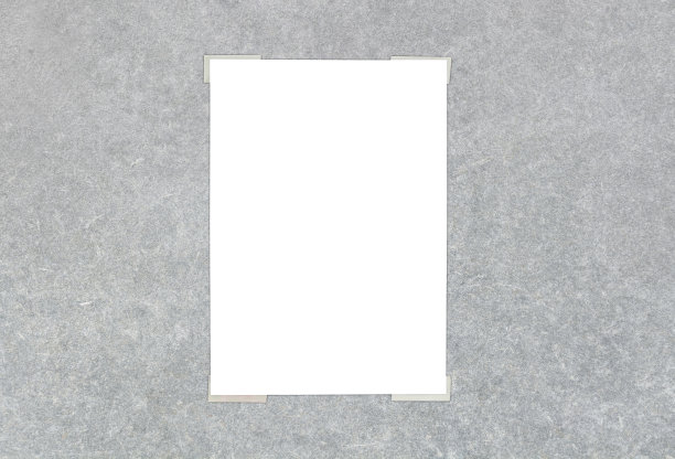 白色的纸贴在灰色的墙上图片下载