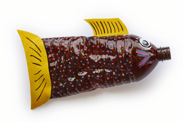 塑料瓶回收成鱼形。重用垃圾图片下载