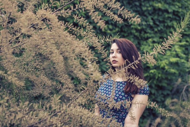 胖乎乎的女孩在春天的植物散步图片下载