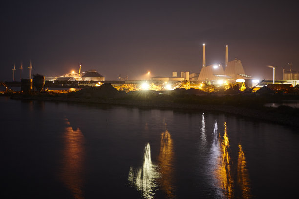 港口和港口环境在夜晚从海上观看与光反射在水中图片下载