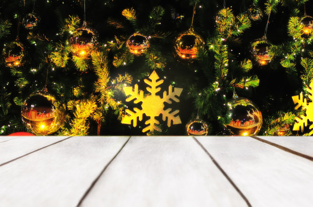 空木桌上的圣诞装饰品上闪闪发光的圣诞树背景图片下载