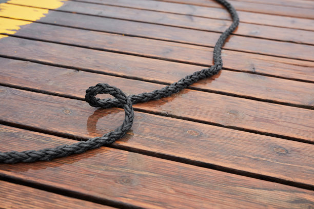 船和游艇的绳子在潮湿的港口木板上图片下载