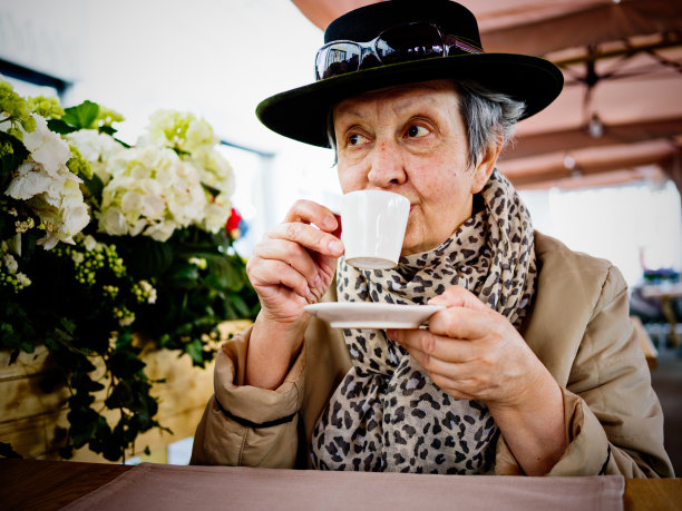 老女人在喝咖啡图片下载