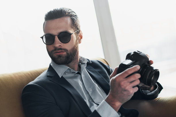 年轻时尚的商人领袖在办公室室内戴墨镜摄影爱好图片下载