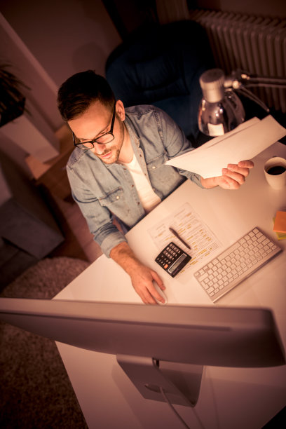 年轻的商人在电脑前工作图片下载