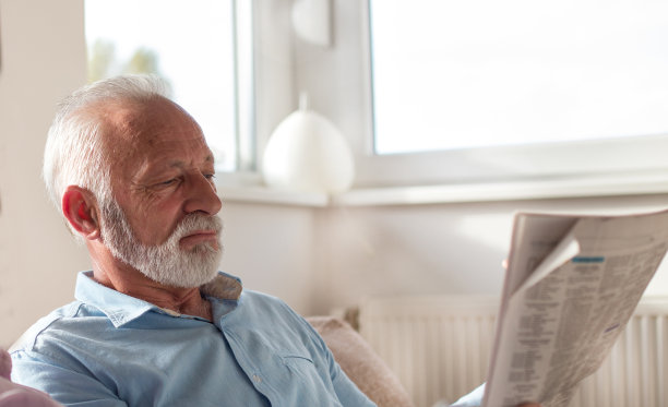 老人在家看报纸图片下载