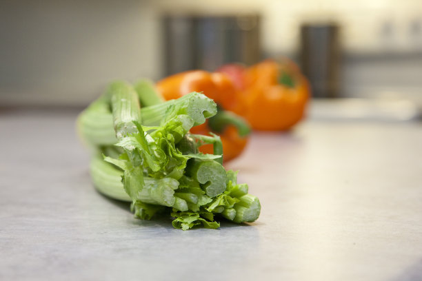 柜台上有芹菜和西红柿图片下载