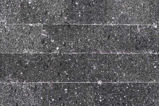 水流过黑色的大理石墙图片下载