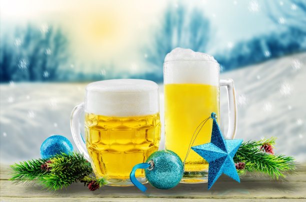 有圣诞装饰的玻璃杯里的啤酒图片下载
