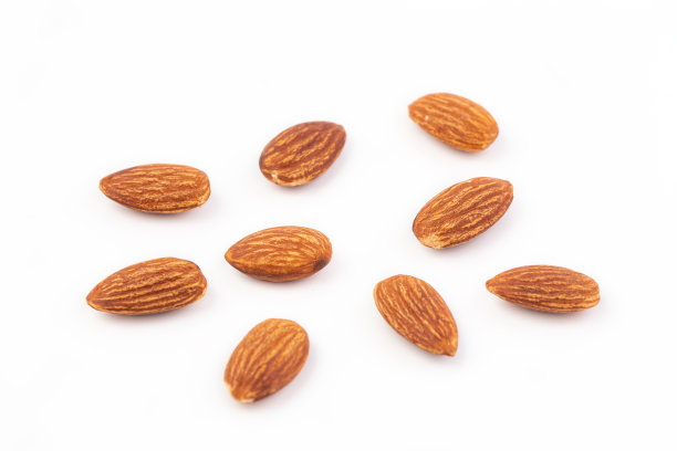 白色背景上分离的杏仁图片下载