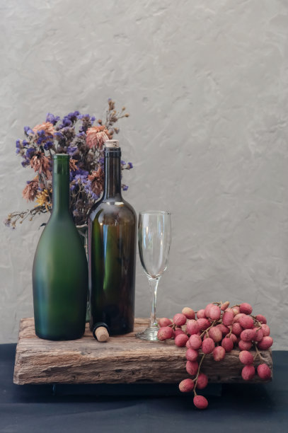 瓶、花瓶上酒、荔枝静物画图片下载