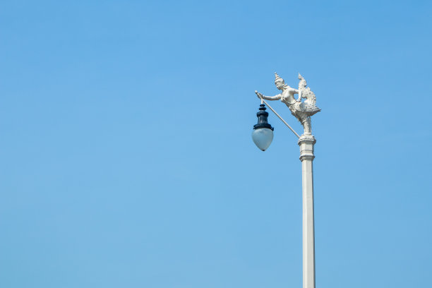 街灯，神话中的人头雌鸟，金娜丽和蓝天图片下载