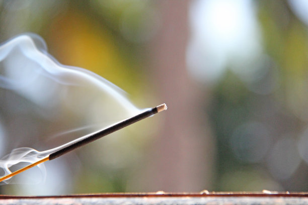 熏香和烟从熏香燃烧。美丽的烟雾。模糊的背景和设计与复制空间图片下载