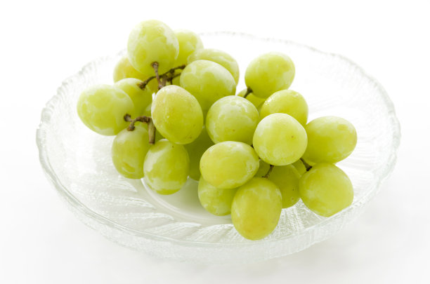玻璃盘上一串绿色无籽葡萄图片下载