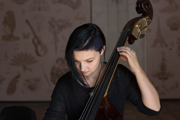 弹奏低音提琴的漂亮年轻女子图片下载