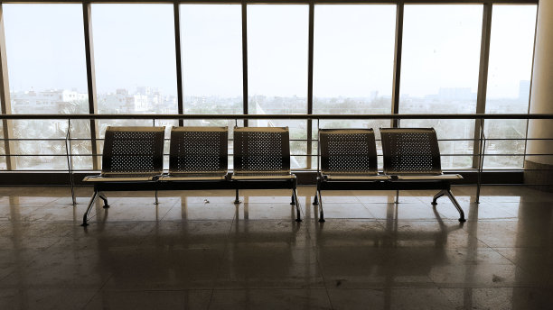 现代建筑大楼等候区的空椅子图片下载