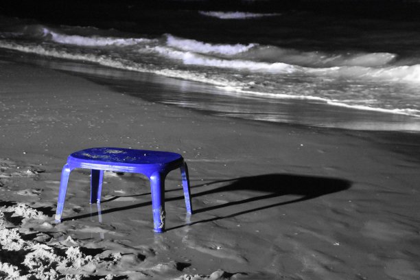 夜晚海滩边的桌子图片下载