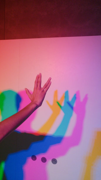 3种不同颜色灯光下的人手图片下载