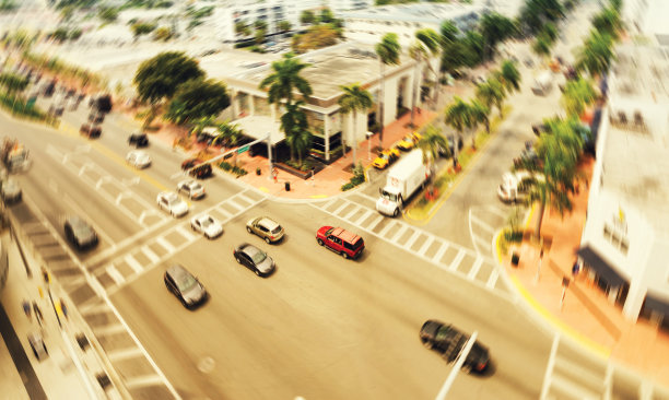 风暴在城市街道，迈阿密，佛罗里达。图片下载