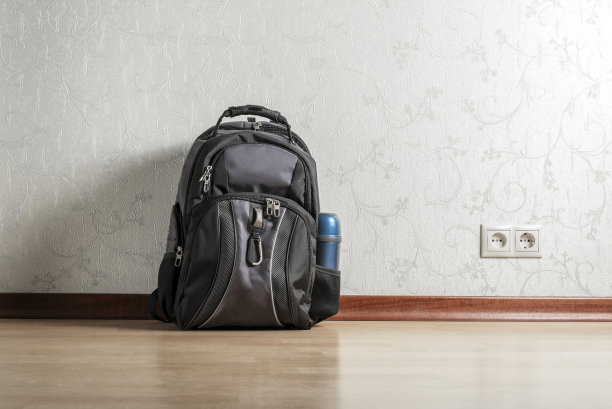 组装好的背包就放在墙边的地板上。图片下载