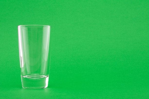 空的玻璃上的绿色背景与复制空间图片下载