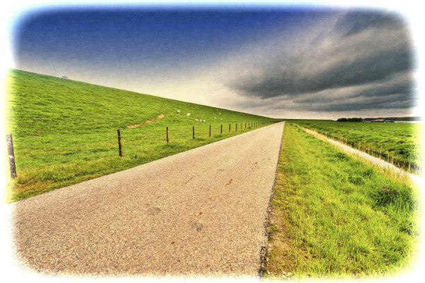 护堤和运河沿线的道路图片下载