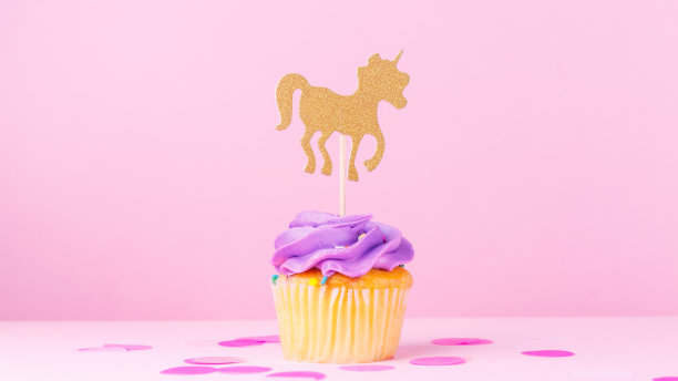 有纸杯蛋糕、五彩纸屑和独角兽的创意彩色奇幻节日贺卡。宝宝送礼会，生日，庆祝概念。图片下载