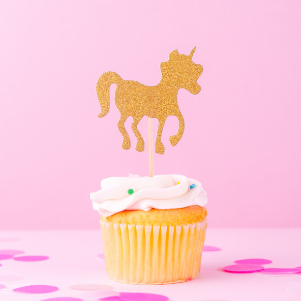 有纸杯蛋糕、五彩纸屑和独角兽的创意彩色奇幻节日贺卡。宝宝送礼会，生日，庆祝概念。图片下载